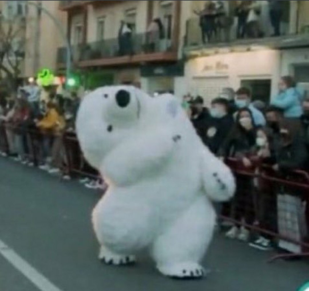 PeliDeTarde's tweet photo. En twitter deberíamos inspirarnos en la cultura china y asignar un animal a cada año en base a los acontecimientos que se produzcan en los primeros días de enero.

2021: El año del búfalo golpista
2022: El año del oso polar de cuello torcido https://t.co/Od5EKRqD4n