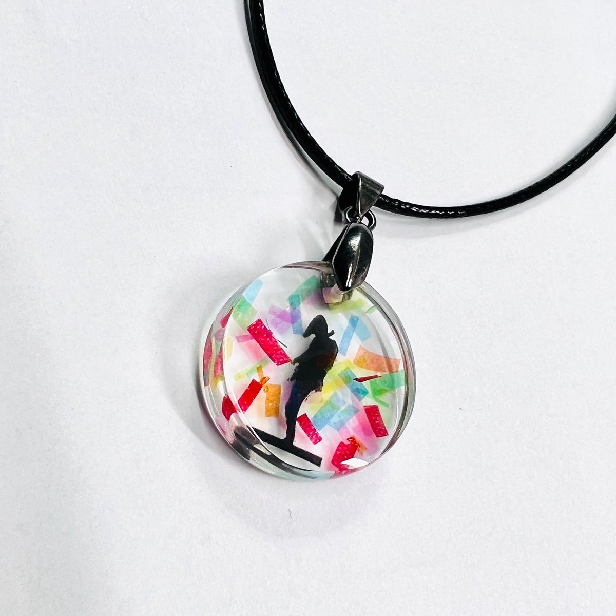 ZaoNecklaces's tweet photo. The Tame Impala confetti from the Slow Rush tour in Chicago now with a silhouette.
Preserved confetti is on my shop https://t.co/GakEgr0ui4
#tameimpala #slowrush #slowrushtour #confetti #confettinecklace #confettijewelry #kevinparker https://t.co/A2I8La3oro