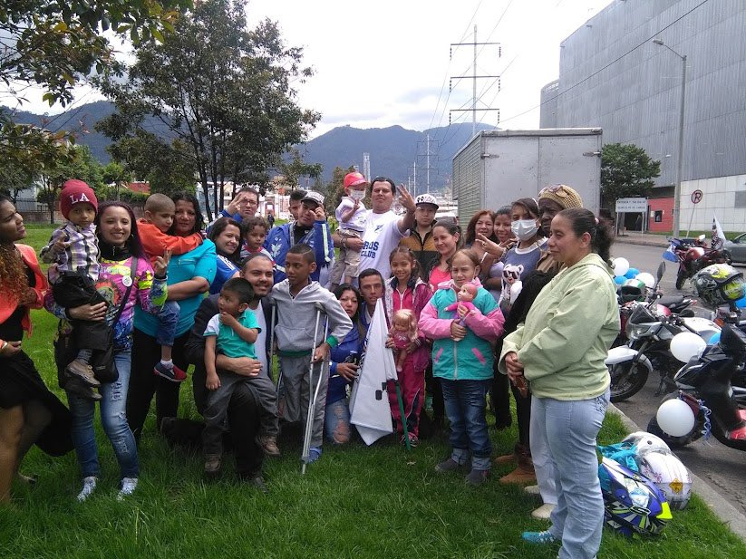 GobiernoBTA's tweet photo. Camilo, del equipo técnico de Goles en Paz 2.0,⚽ lleva 6 años siendo el ángel de cientos de niños con cáncer de la Fundación 'Mise en Place'.

Él les ayuda a cumplir su sueño de ir al estadio a ver al equipo de sus amores: Millonarios.

#SuHistoria ⏩ https://t.co/VBQCJyHQSj https://t.co/MAzPfLG8YQ