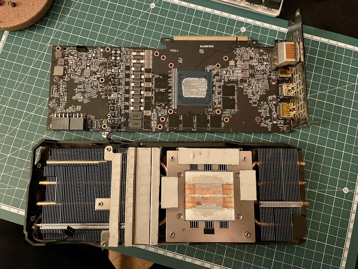 Penishooft's tweet photo. @GamersNexus In over 20+ of building computers I've never seen such a poor thermal paste application as I have with my Gigabyte RTX 2060S. After 2 years of poor temps and Gigabyte threatening to void my warranty if I repaste I went ahead anyway and was shocked to find this https://t.co/NhAJDflHya