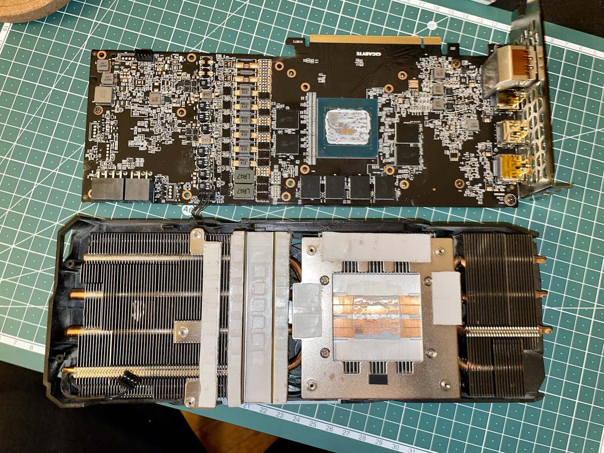 Penishooft's tweet photo. @GamersNexus In over 20+ of building computers I've never seen such a poor thermal paste application as I have with my Gigabyte RTX 2060S. After 2 years of poor temps and Gigabyte threatening to void my warranty if I repaste I went ahead anyway and was shocked to find this https://t.co/NhAJDflHya