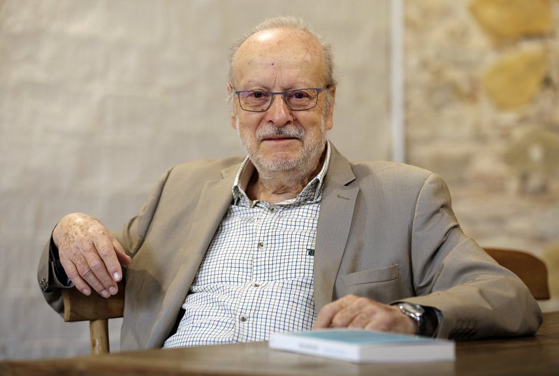 Calma, Catalunya, que enguany Joaquim Carbó publicarà DUES novel·les a @comanegra. Regal de Reis. 🤗