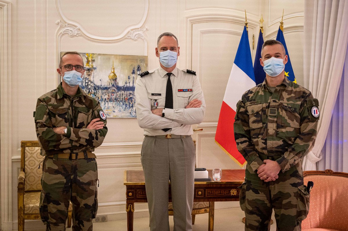 CEMAT_FR's tweet image. Echanges avec les chefs de corps du #93RAM et du @1erSpahis qui commandent les unités déployées à Paris et en Ile de France où l’opération #Sentinelle veille à la protection de nos concitoyens. #NotreDéfense #FiersDeNosSoldats