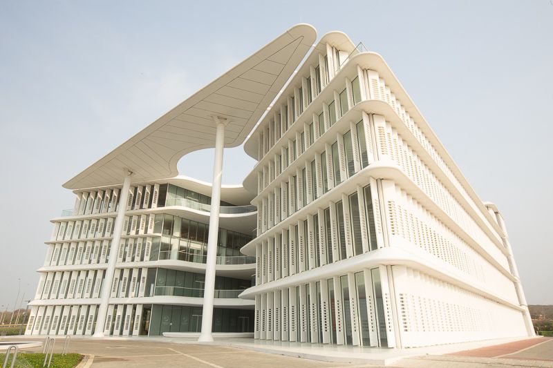 SerenadelMar's tweet photo. ¡Espacios únicos en el edificio de @Uniandes Caribe en #SerenadelMar! 
La arquitectura de este proyecto estuvo en manos de #BrandonHaw, reconocido arquitecto londinense que buscó responder de forma innovadora a las condiciones climáticas de #Cartagena aprovechando los espacios. https://t.co/H81EyX4MBZ
