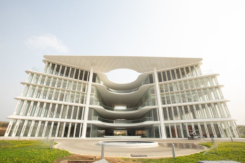 SerenadelMar's tweet photo. ¡Espacios únicos en el edificio de @Uniandes Caribe en #SerenadelMar! 
La arquitectura de este proyecto estuvo en manos de #BrandonHaw, reconocido arquitecto londinense que buscó responder de forma innovadora a las condiciones climáticas de #Cartagena aprovechando los espacios. https://t.co/H81EyX4MBZ