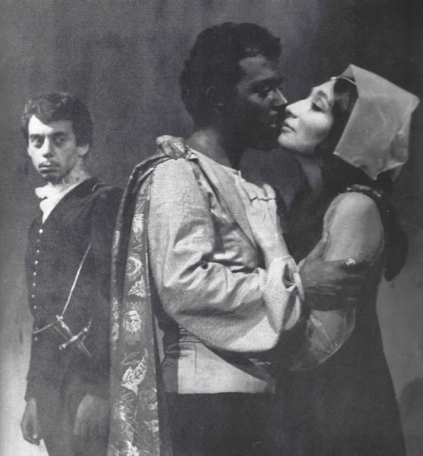 Beyoğlu Küçük Sahne’de 1963 yılı⏳

Engin Cezzar “Otello”, Gülriz Sururi “Desdemona”, Genco Erkal “Iago” rolünde. #TBT