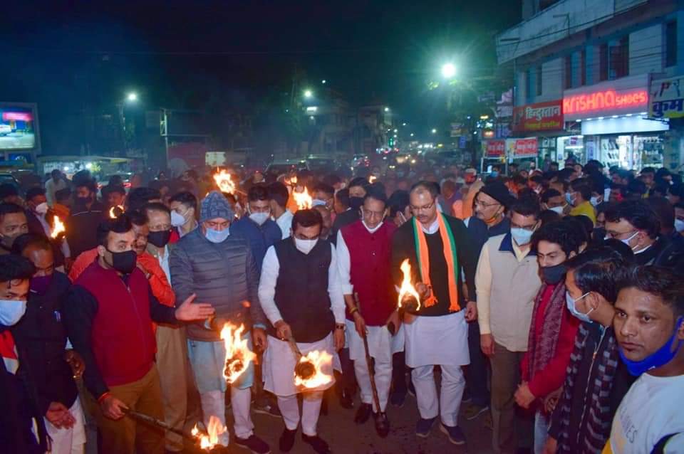 MPBJYM's tweet photo. भारतीय जनता युवा मोर्चा जिला जबलपुर महानगर द्वारा माननीय प्रधानमंत्री श्री @narendramodi जी की सुरक्षा में कांग्रेस पार्टी द्वारा सुनियोजित षडयंत्र के तहत किए गये जघन्य कृत्य के विरोध में 'जनआक्रोश मशाल जुलूस' निकाला गया।

#जनआक्रोश_मशाल_जुलूस #शर्म_करो_कांग्रेस
#LongLivePMModi https://t.co/C48ZvNrPNB