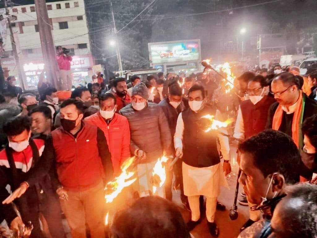 MPBJYM's tweet photo. भारतीय जनता युवा मोर्चा जिला जबलपुर महानगर द्वारा माननीय प्रधानमंत्री श्री @narendramodi जी की सुरक्षा में कांग्रेस पार्टी द्वारा सुनियोजित षडयंत्र के तहत किए गये जघन्य कृत्य के विरोध में 'जनआक्रोश मशाल जुलूस' निकाला गया।

#जनआक्रोश_मशाल_जुलूस #शर्म_करो_कांग्रेस
#LongLivePMModi https://t.co/C48ZvNrPNB