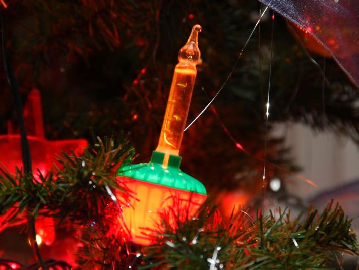 As you put away your holiday décor, be aware of the risks associated with #BubbleLights. They're filled with Methylene Chloride, which can cause serious poisoning. Dispose of these lights at your local household hazardous waste facility. Learn more: bit.ly/31zbuo8