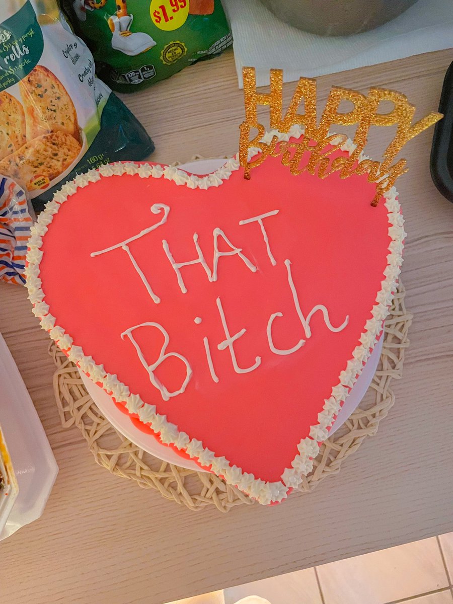 p_angeles5's tweet photo. Ayer me veía super cute and also can we talk about my cake 💖 https://t.co/6bsJn47jVk