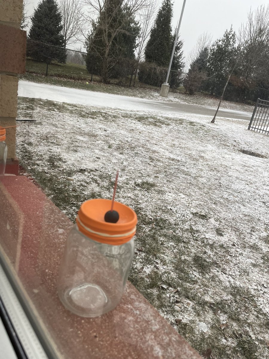 mhmersman's tweet photo. This snow is really causing the barometric pressure to fall today! Such a cool experiment! #weatherunit @JamesACaywood @kimmott2 https://t.co/yaPZZLxjMt