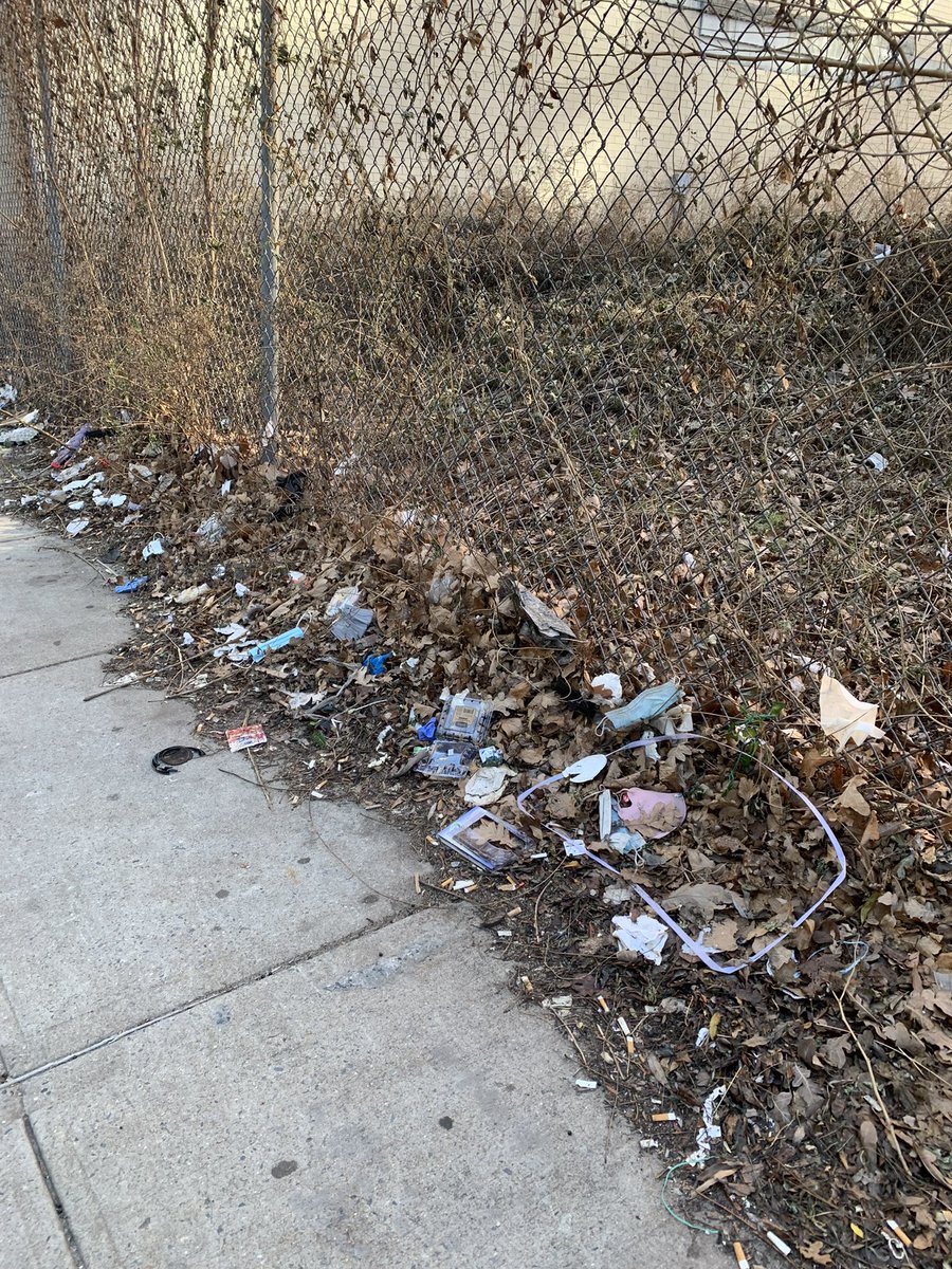 SleeplessLIC's tweet photo. Hi @MTA - This garbage has been piling up in front of this empty lot of weeds on 50th Ave btwn Ctr Blvd and 5th Street in LIC. We were told the property belongs to you. If it does, please clean it up. Thanks. @nyc311 https://t.co/AeNkKFAhVW