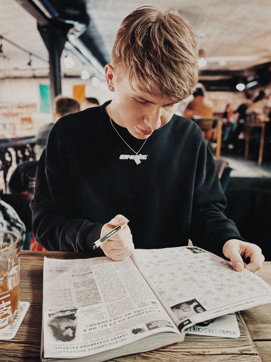 nicealexss's tweet photo. в том баре были расставлены сапиосексуальные сети https://t.co/u74zuxp5u4