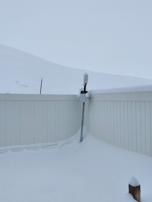 Elizabeth_METER's tweet photo. My #Zl6 and #ATMOS41 pole went a little tilty in the #PNWsnow storm. It's still snowing. For reference, my fence is 6ft tall.
Does anyone else have @meter_env equipment they want to share? https://t.co/vR7pNV0zv2