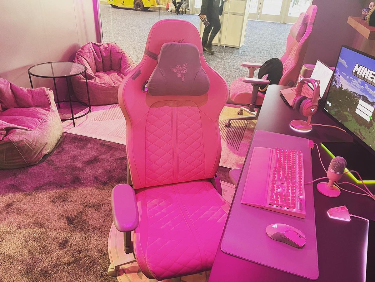 PamelaHorton13's tweet photo. The #QuartzQueen is streaming at the @Razer booth again today live from #CES2022! Hunting some wither skelly skulls on @Minecraft. I would love to see your booties in chat, gimme! Okay, love you bye! #ad #razer #razerquartz #razerces #ad https://t.co/4DV4Z8k0YF