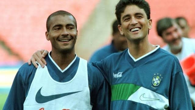 Já que é início de temporada, essa dupla caberia no time de vocês? 😂 #bebeto #romario #gol #futebol #rio #rj #brasil #ataque