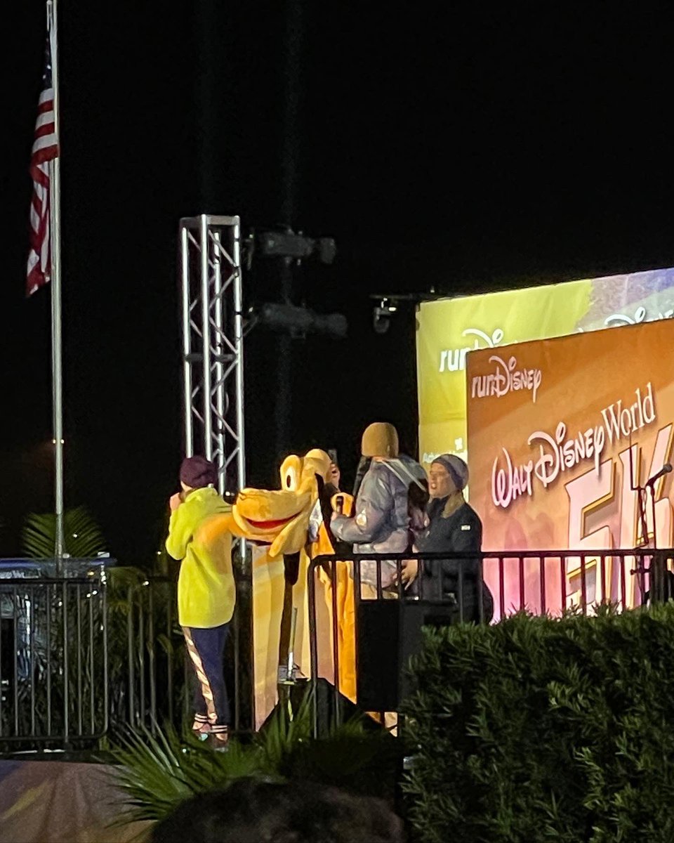 MouseFanTravel's tweet image. The @rundisney #WDWmarathonWeekend 5K happened this morning! Congrats to all the racers!! Swipe to see the adorable medal for this year’s race!

#rundisney
#wdw5k