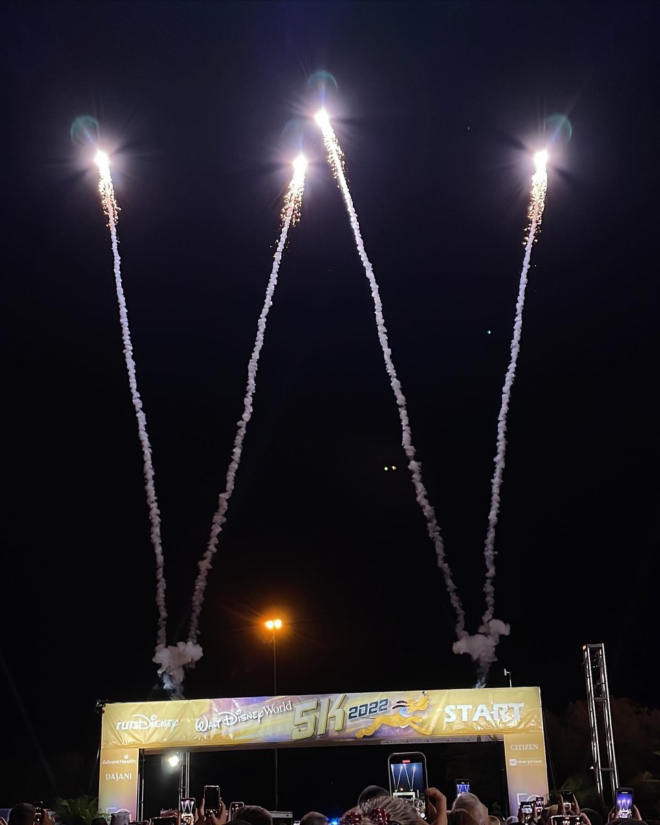 MouseFanTravel's tweet image. The @rundisney #WDWmarathonWeekend 5K happened this morning! Congrats to all the racers!! Swipe to see the adorable medal for this year’s race!

#rundisney
#wdw5k