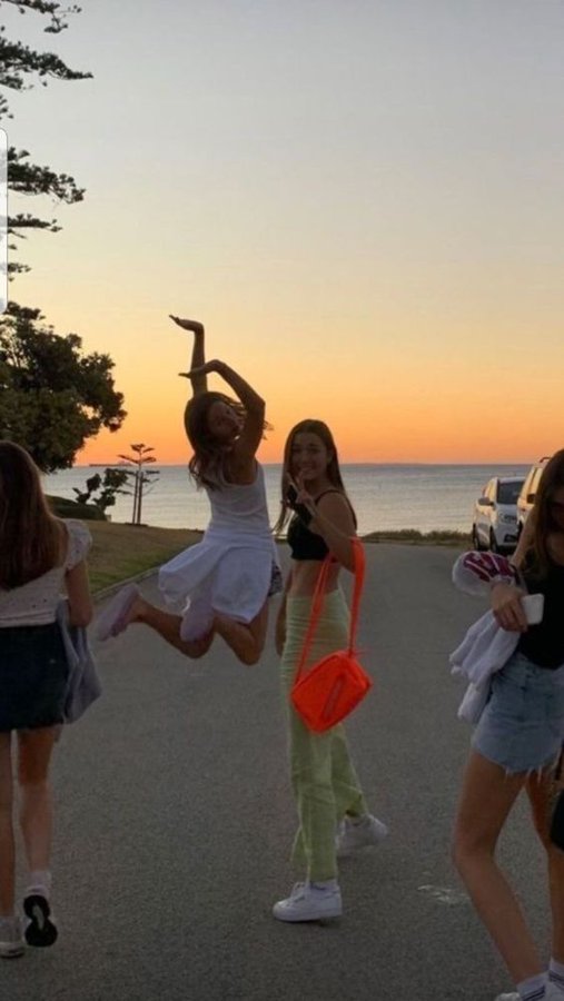 Genç olmalı, geç kalmamalı hayata, ertelememeli hiç bir düşü, istediklerini söylemekten korkmamalı, sansür uygulamamalı davranışlarına, kendi olmalı, içinden geldiği gibi yaşamalı, paylaşmalı, gülmenin tadına varmalı, 
gülmenin tadı evet 
kulaklara en güzel hediyesidir dudakların