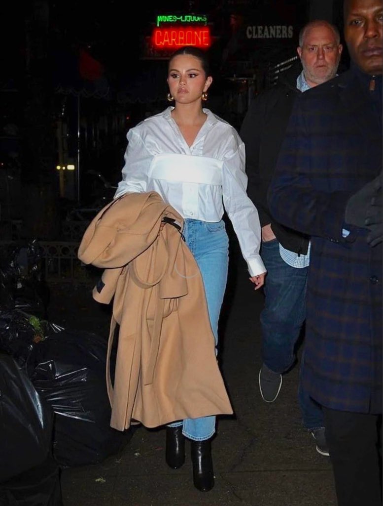 rarexosouvenir's tweet photo. selena gomez in 2022 is hitting different https://t.co/D66u5GWY99
