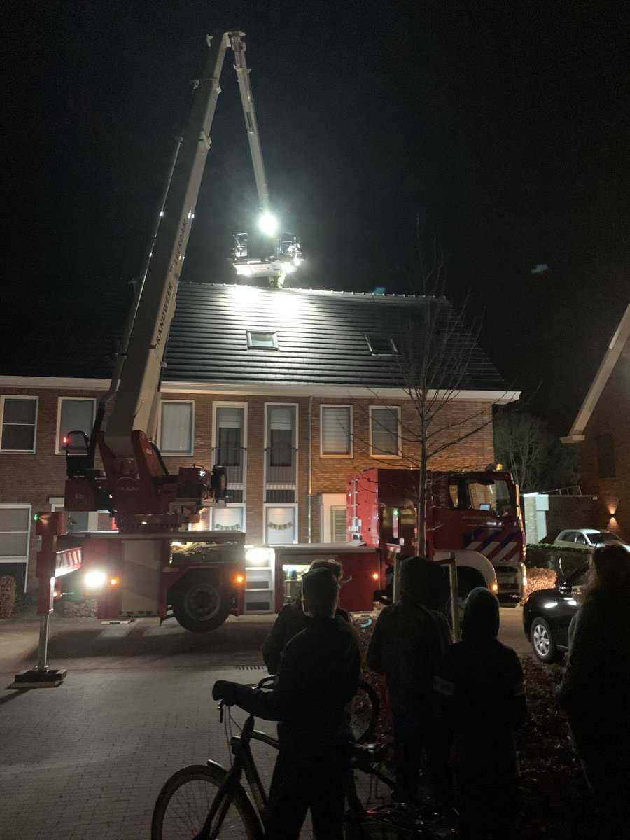 TeGijs's tweet photo. Een zeer oplettende tiener sloeg op tijd alarm bij een schoorsteenbrand aan de Amaliastraat. Daardoor kon een slapend kind op zolder (waar al rook hing) op tijd in veiligheid worden gebracht. De brand valt gelukkig mee. Dankzij die topper die alarm sloeg. #schoonrewoerd #brand https://t.co/HtyxafT5Aq