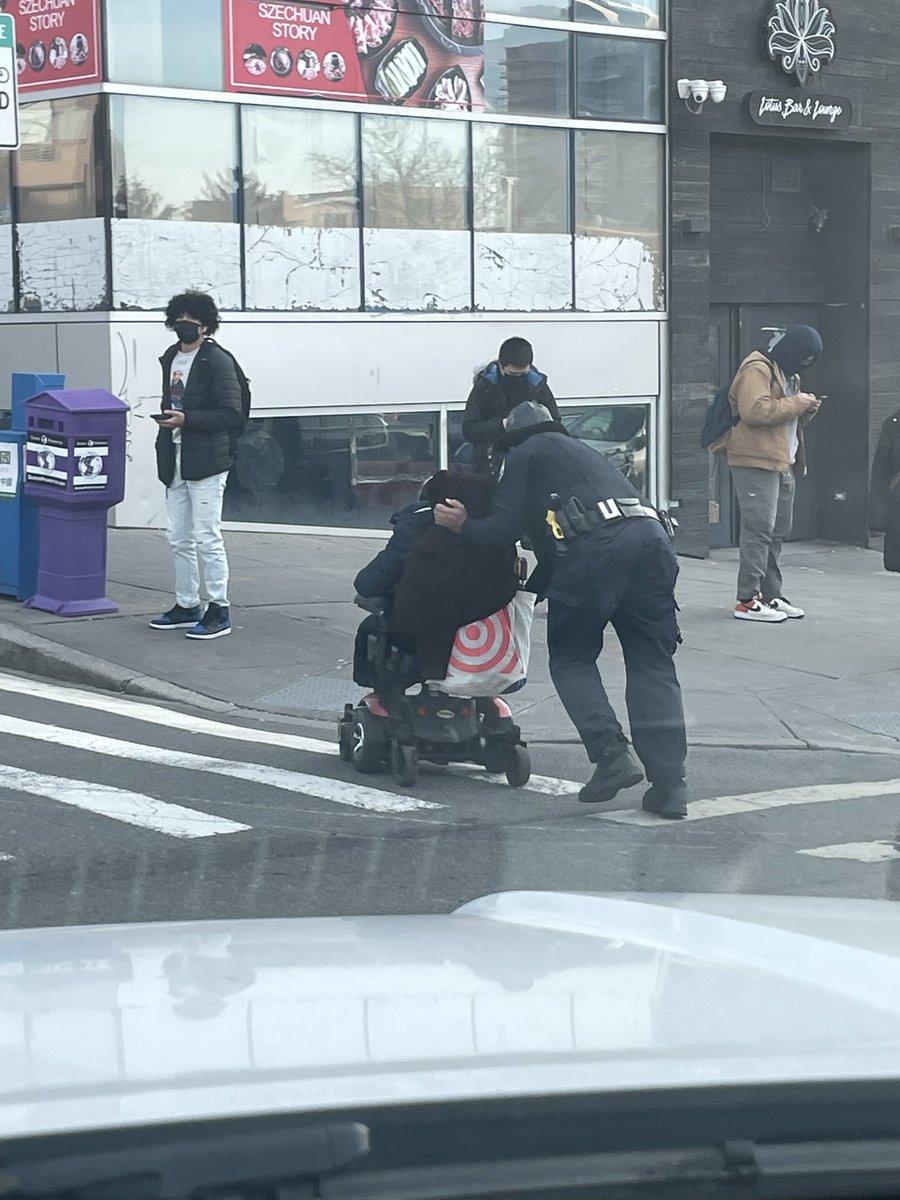 NYPD109Pct's tweet photo. When an elder member of our community found herself alone in the cold when her electric wheelchair died, Officer Faber sprang into action to serve his community! He quickly assisted her to safely cross the roadway. Excellent job! @NYPDQueensNorth @NYPDCommAffairs @NYPDChiefPatrol https://t.co/KhSDr1zcZ9