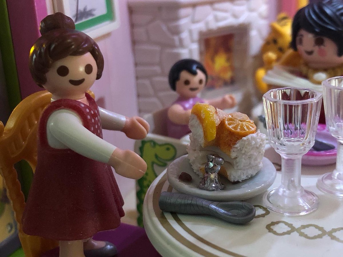 Duclack's tweet photo. Roscón de Reyes #Reyes #ReyesMagos2022 #playmobil https://t.co/UVtQy8kzat