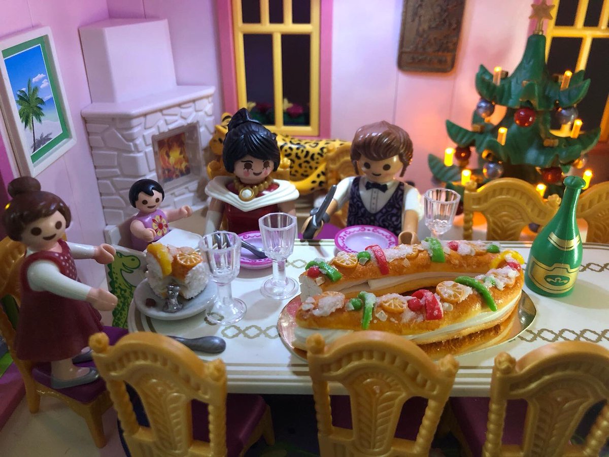 Duclack's tweet photo. Roscón de Reyes #Reyes #ReyesMagos2022 #playmobil https://t.co/UVtQy8kzat
