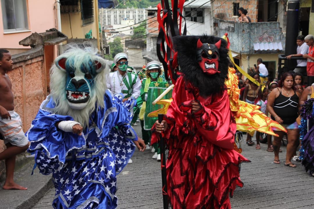maredenoticias's tweet photo. Hoje é Dia de Reis! Uma das principais tradições das favelas cariocas, a Folia de Reis celebra o nascimento de Jesus e o encontro dos Reis Magos.

📷 @photokamilaa 

#MaréDeNotícias #MorroDaFormiga #Tijuca #FoliaDeReis #DiaDeReis https://t.co/kiqIyo1FR5