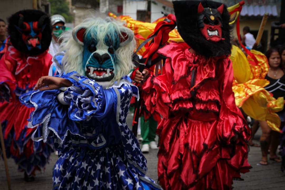 maredenoticias's tweet photo. Hoje é Dia de Reis! Uma das principais tradições das favelas cariocas, a Folia de Reis celebra o nascimento de Jesus e o encontro dos Reis Magos.

📷 @photokamilaa 

#MaréDeNotícias #MorroDaFormiga #Tijuca #FoliaDeReis #DiaDeReis https://t.co/kiqIyo1FR5