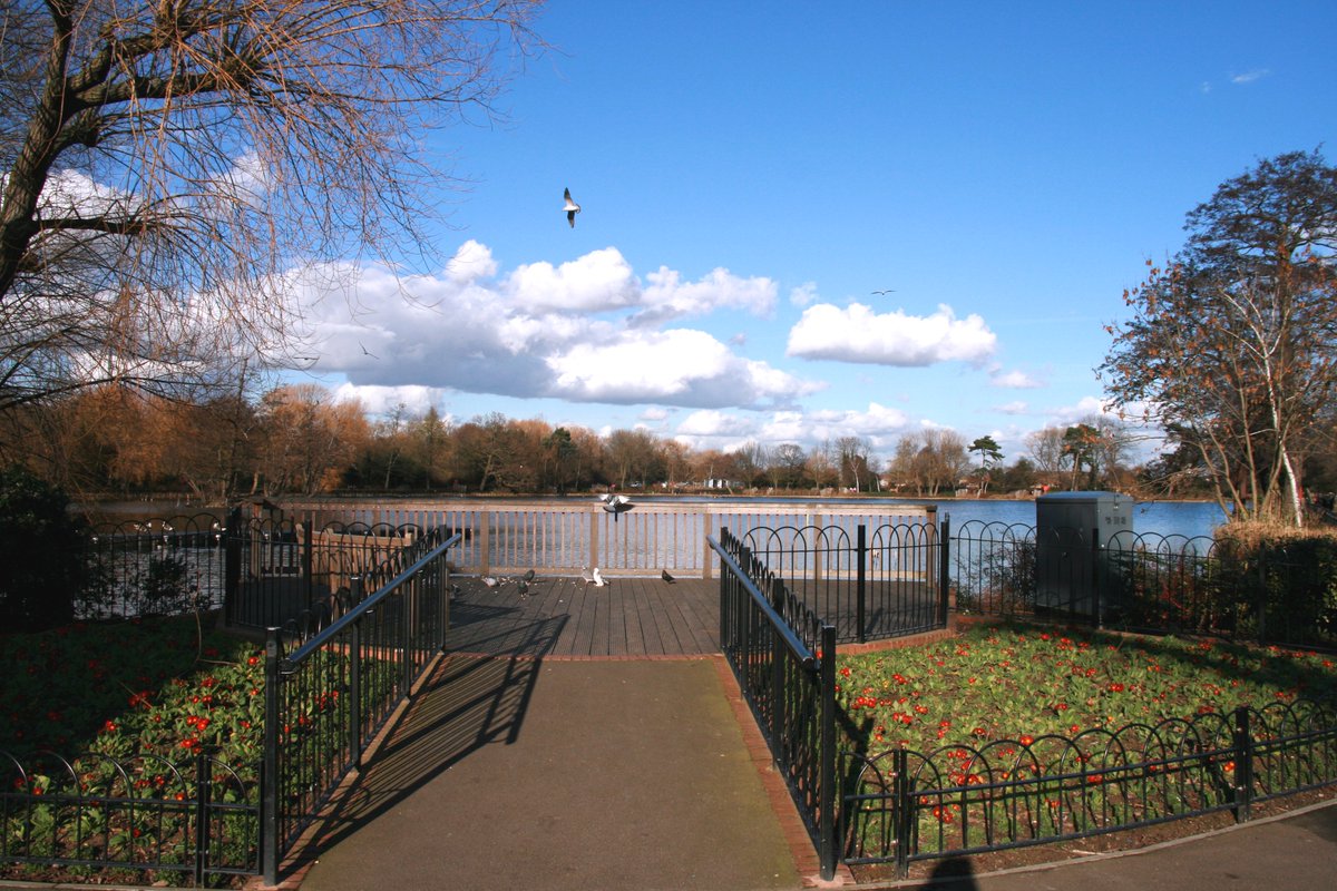South Norwood Lakes is 28 acres and one of the most relaxing open spaces in South Norwood.
Facilities include a lake with boats and sailing (Croydon Sailing Club), fishing, basketball court, cricket, tennis courts, bowling green, children's playground and a trim trail.