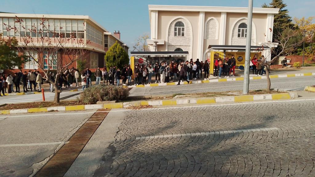 Her fırsatta öğrencinin yanında olduğunu ifade eden Çanakkale Bld ve Bld Başkanı Ülgür Gökhan, şehir içi ulaşımı 3 TL'ye, kampüs içi ulaşımı 90 kuruşa çıkartarak öğrencinin sadece sözde yanında olduğunu, özdeki yerinin ise öğrencinin karşısında olduğunu bir kere daha gösterdi.