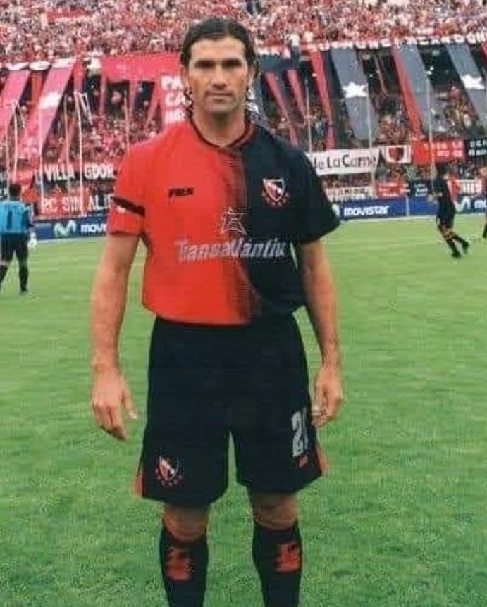 🗓 #UnDíaComoHoy pero de 1970, nacía el ex futbolista Rubén Capria. 

🏆 Llegó a #Newells en 2004 y ese mismo año se transformó en figura, ídolo y campeón leproso!!

⚽️ Jugo 30 partidos e hizo 4 goles.

¡Feliz Cumpleaños Mago! 🎩🔴⚫