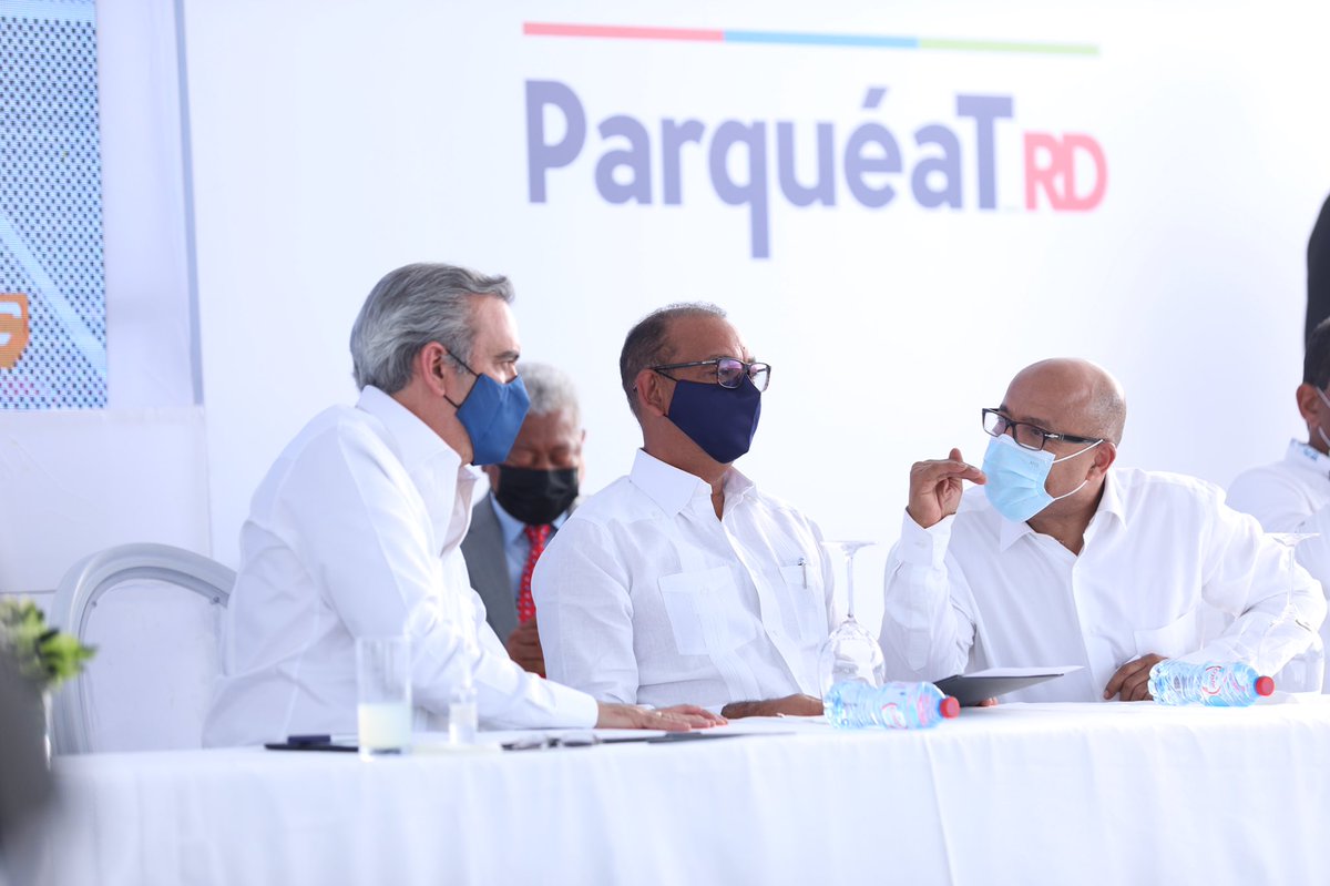 PresidenciaRD's tweet photo. El Presidente @LuisAbinader dio el primer palazo para la construcción del parqueo Centro de los Héroes I, una moderna obra de @Parqueat_RD que contará con más de 520 estacionamientos, creando empleos y ayudando a solucionar el problema del tránsito en el Distrito Nacional. https://t.co/DOW2qo6UXm