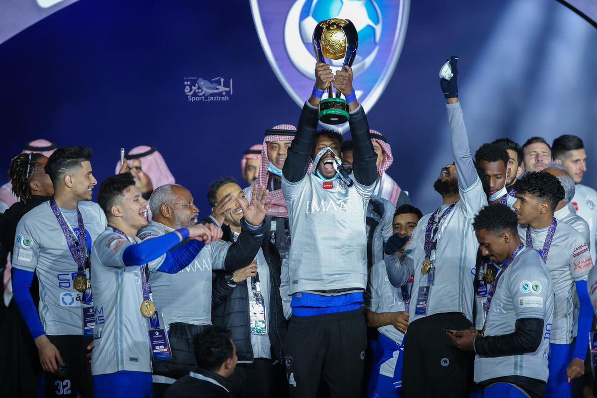 ahmad2man's tweet photo. كل لاعبي #الهلال غادروا الملعب في الحافلة .. محمد كنو نزل من الحافلة قبل نحو أكثر من 40 دقيقة ودخل غرفة الملابس ولم يغادرها حتى الآن ومعه رئيس #الهلال فهد بن نافل  وفهد المفرج .. https://t.co/Cm2M18Oi52