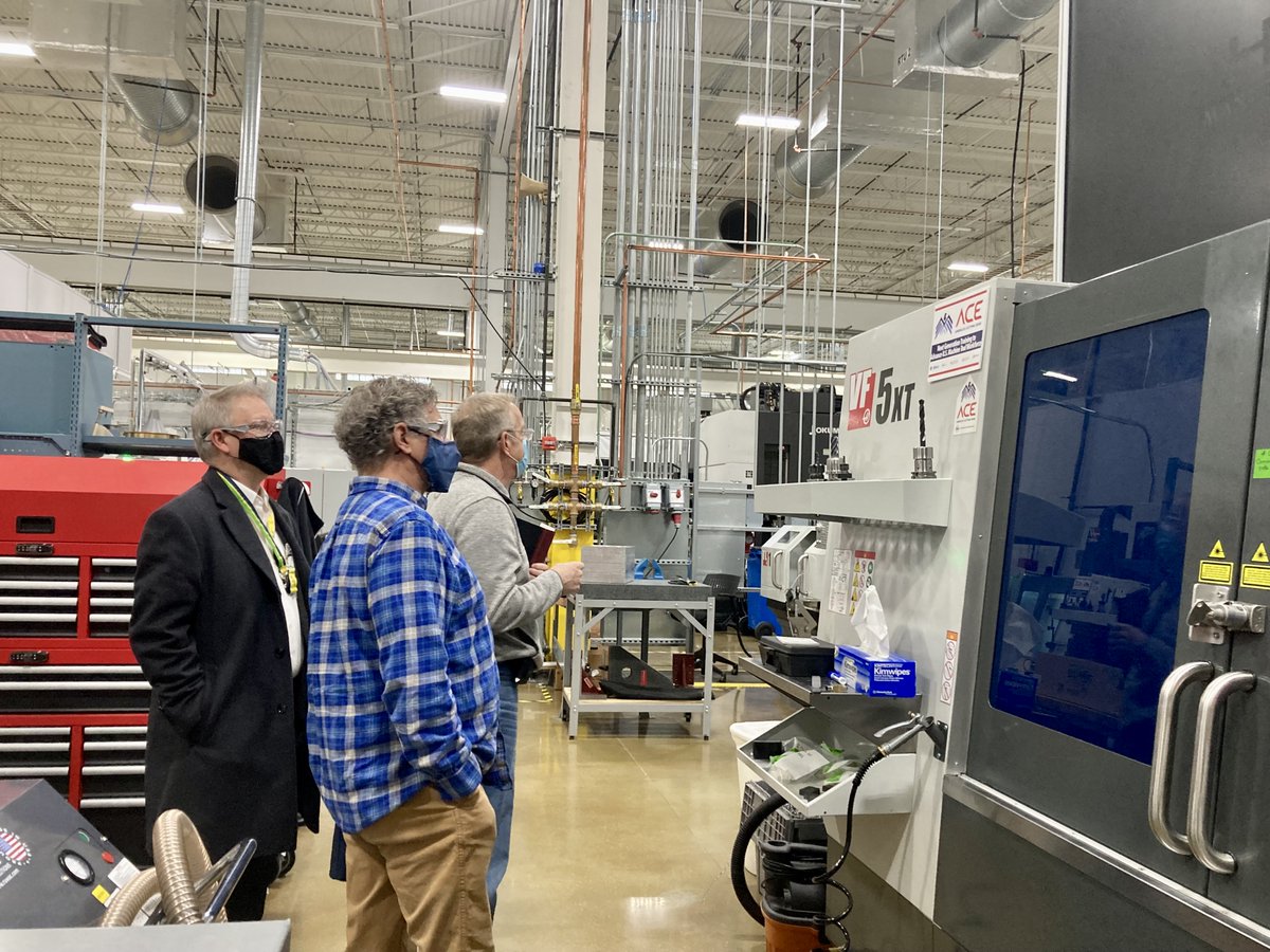 IACMI facilitated several tours at facilities dedicated to revitalizing U.S. #manufacturing through #advancedtechnologies and R&D. Stops included @UTKnoxville's #MachineTool Research Center, Fibers and #CompositesManufacturing Facility, and @ORNL's MDF and CFTF (2/2)