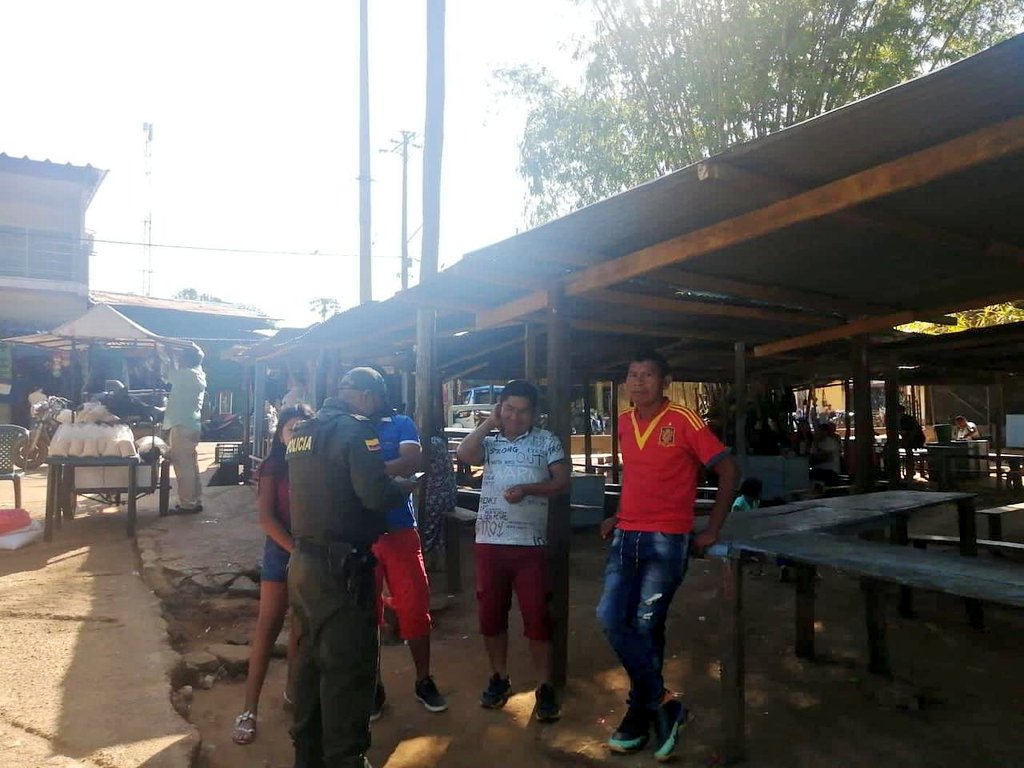PoliciaVaupes's tweet photo. Mediante campañas de prevención por parte de los Gestores de Participación Ciudadana en el municipio de #Mitú invitamos a la ciudadanía a no ser víctima del #HurtoaResidencias Brindándole recomendaciones para mitigar este delito #EsUnHonorSerPolicía https://t.co/velXF9ApC7