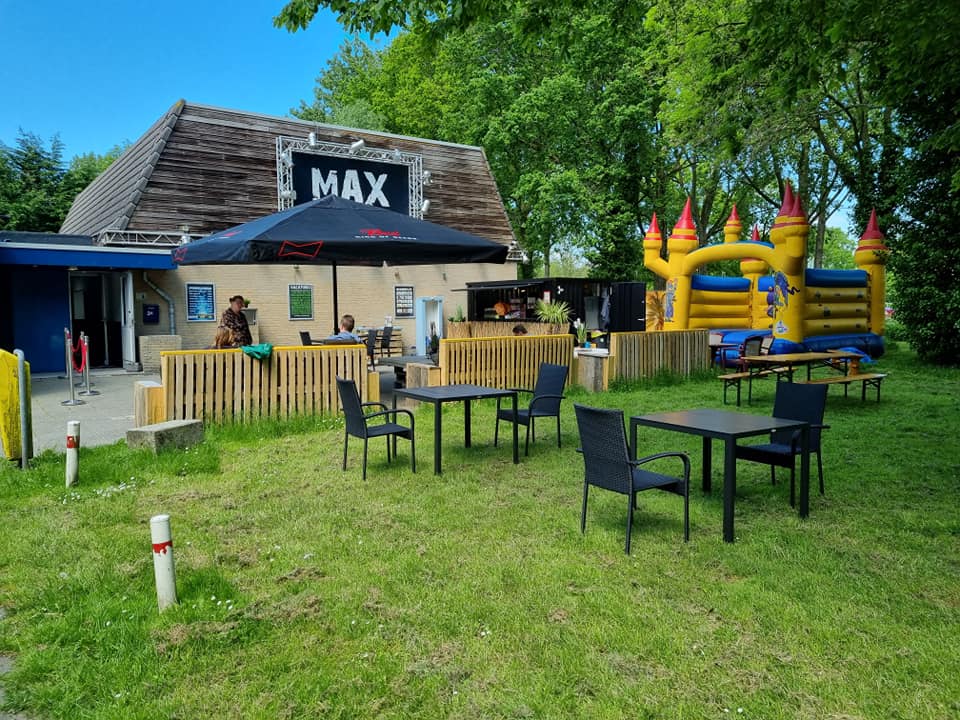 <a href="/Stichting_MAX/">Stichting MAX</a> Ook in 2022 weer een zomerterras? Help mee om de investeringen te kunnen doen! whydonate.nl/fundraising/MA…