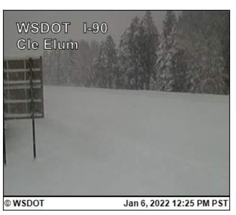 4 and a half feet of snow in 21 hours for cle elum and it’s still dumping. 🤯🤯🤯 #WAX <a href="/WaWxChasers/">Washington Weather Chasers</a>