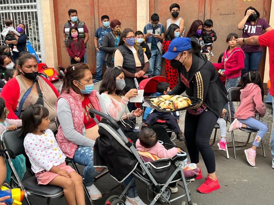 JoseCarlosXoch's tweet photo. 👑 ¡Entregamos rosca de Reyes en calle Ahuejotes, en Ampliación San Marcos! 🐫🐘🐎 Gracias por acompañarnos en este bello momento. https://t.co/ernRCkBzV8