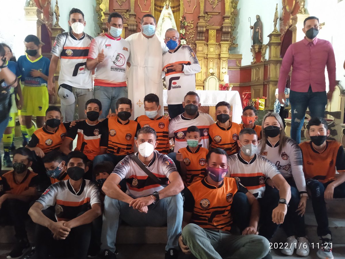 DeportTrujillo1's tweet photo. #6Ene #DíaNacionaldelDeporte celebramos la acostumbrada misa en su honor, con presencia del Alcalde prof @carloscontigo_68, Concejo municipal, la contraloría municipal, INTT, academias, clubes, entrenadores y atletas que se unieron a recibir la Bendición de Dios en este #Año2022 https://t.co/NWjwpWvlIZ