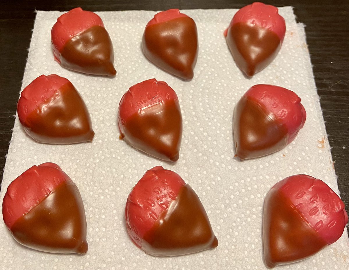 M_S_Krafts's tweet photo. Late night sneak peak!! 

Our take on Chocolate Covered Strawberries for this upcoming Valentines Day 🍓

These will most likely be available in packs of 6 ❤️ https://t.co/nU7rgut8dX