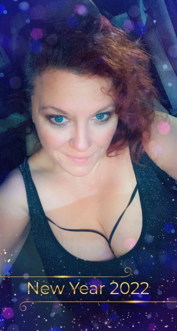 I missed posting on New Year&rsquo;s Eve, and I know this is super late, but happy new year to everyone! 😅<a href="/tag/bigboobs"class="tags"><span>#bigboobs</span></a><a href="/tag/changingroom"class="tags"><span>#changingroom</span></a>