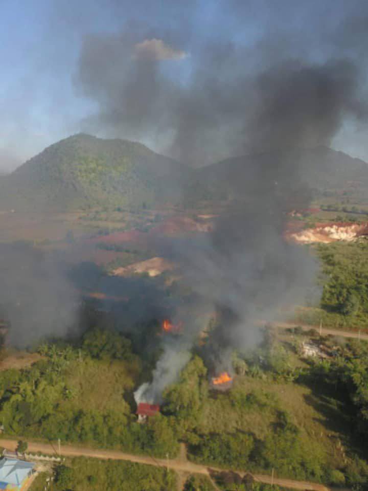 katycho22222's tweet photo. Tw//Blood SAC intentionally fired heavy shells at Minelone&amp;Pankan,Loikaw during clashes on Jan 6 causing civilian injuries&amp;damage to houses .Since then,SAC have set fire to houses about 5-6 miles on #Loikaw,#Demoso Road. #HunSenStayHome #2022Jan7Coup #WhatsHappeningInMyanmar https://t.co/dRn0ZGzTCG