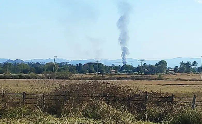 katycho22222's tweet photo. Tw//Blood SAC intentionally fired heavy shells at Minelone&amp;Pankan,Loikaw during clashes on Jan 6 causing civilian injuries&amp;damage to houses .Since then,SAC have set fire to houses about 5-6 miles on #Loikaw,#Demoso Road. #HunSenStayHome #2022Jan7Coup #WhatsHappeningInMyanmar https://t.co/dRn0ZGzTCG