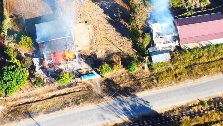 katycho22222's tweet photo. Tw//Blood SAC intentionally fired heavy shells at Minelone&amp;Pankan,Loikaw during clashes on Jan 6 causing civilian injuries&amp;damage to houses .Since then,SAC have set fire to houses about 5-6 miles on #Loikaw,#Demoso Road. #HunSenStayHome #2022Jan7Coup #WhatsHappeningInMyanmar https://t.co/dRn0ZGzTCG