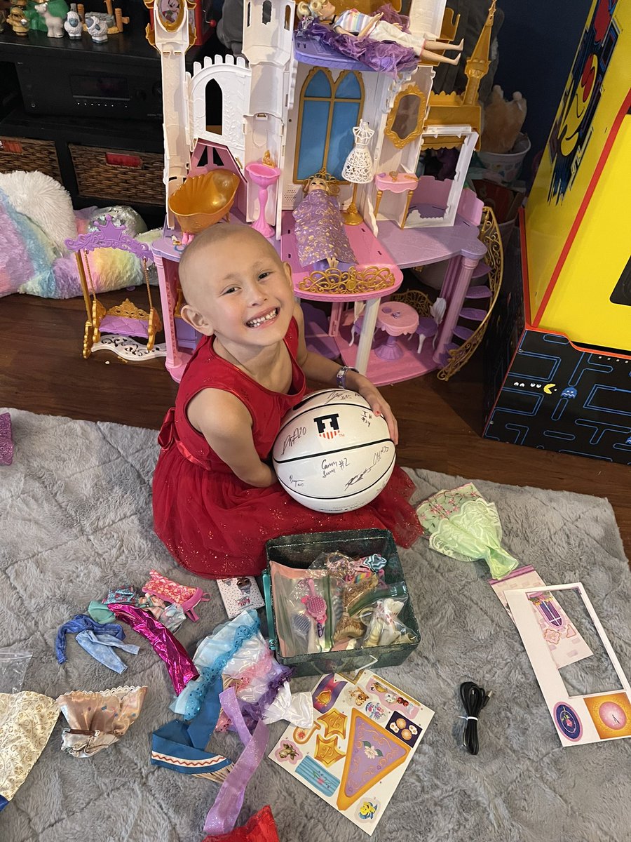 ladyrdskin34's tweet photo. #EveryDayGuys meets #teamshoni and she was thrilled @AyoDos_11 !!! (“Do you think he will be my boyfriend?”) Then and now; still your biggest fan! Keep going strong Illini🧡🏀💙 #leukemiawho @CoachUnderwood @trentfrazier @kxng_alpha https://t.co/wItkqp4Cpg