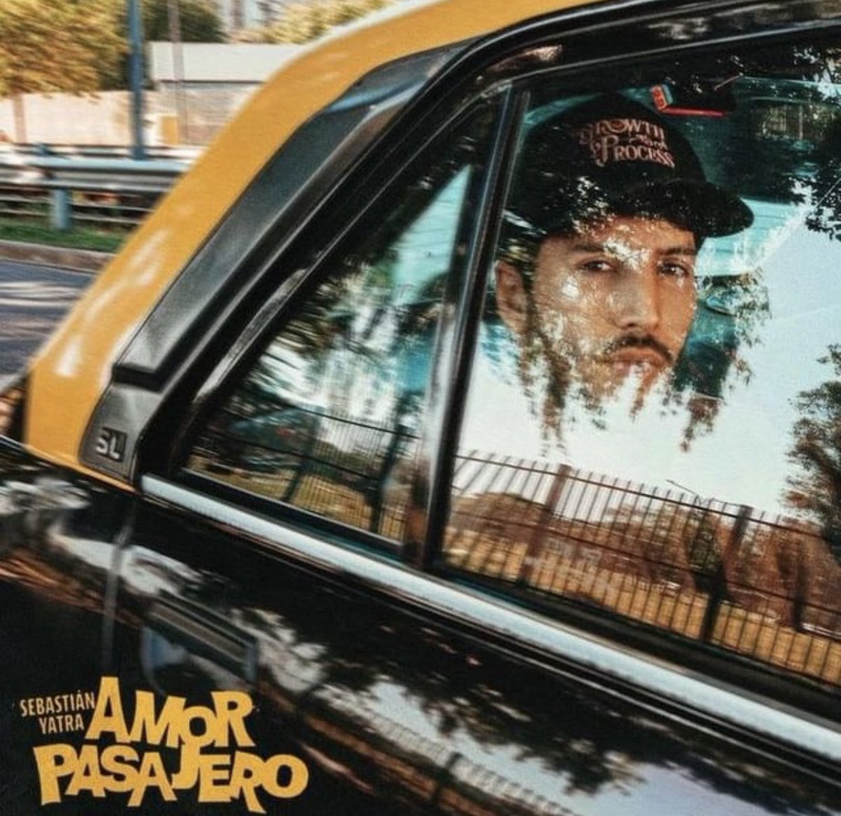 EnElMedio5's tweet photo. Ya está disponible la nueva canción de #Sebastianyatra #AmorPasajero, también el cantante anunció que lanzara una canción semanalmente hasta que salga su nuevo álbum #Dharma https://t.co/jCET7I0uFk
