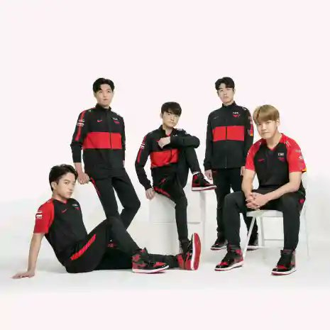HupuEsports's tweet photo. @GenG So, you guys have the same jersey as T1? https://t.co/LNZjkWWv3w