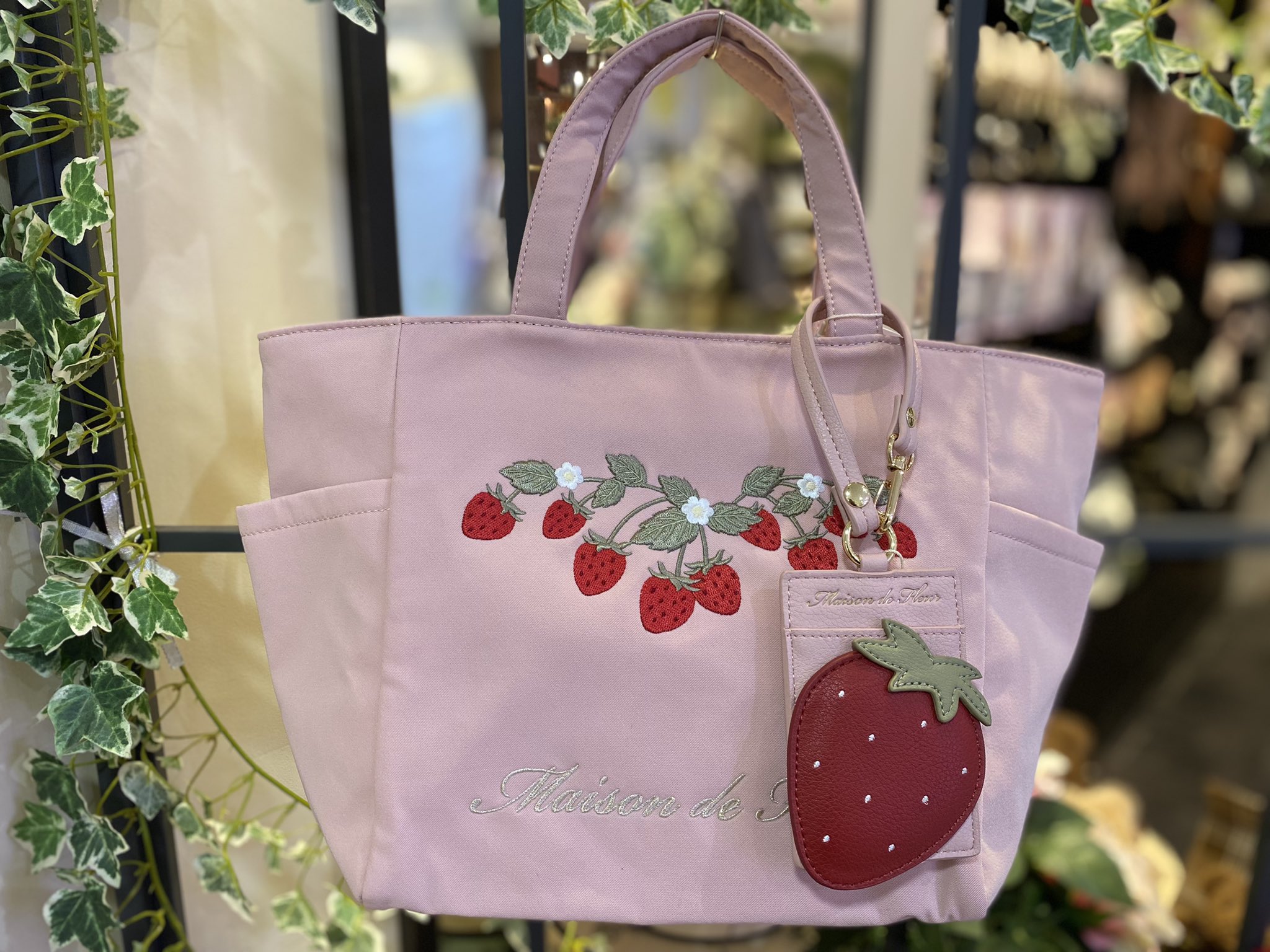 ③ ストロベリー刺繍リボンポーチ いちご イチゴ 苺 大口
